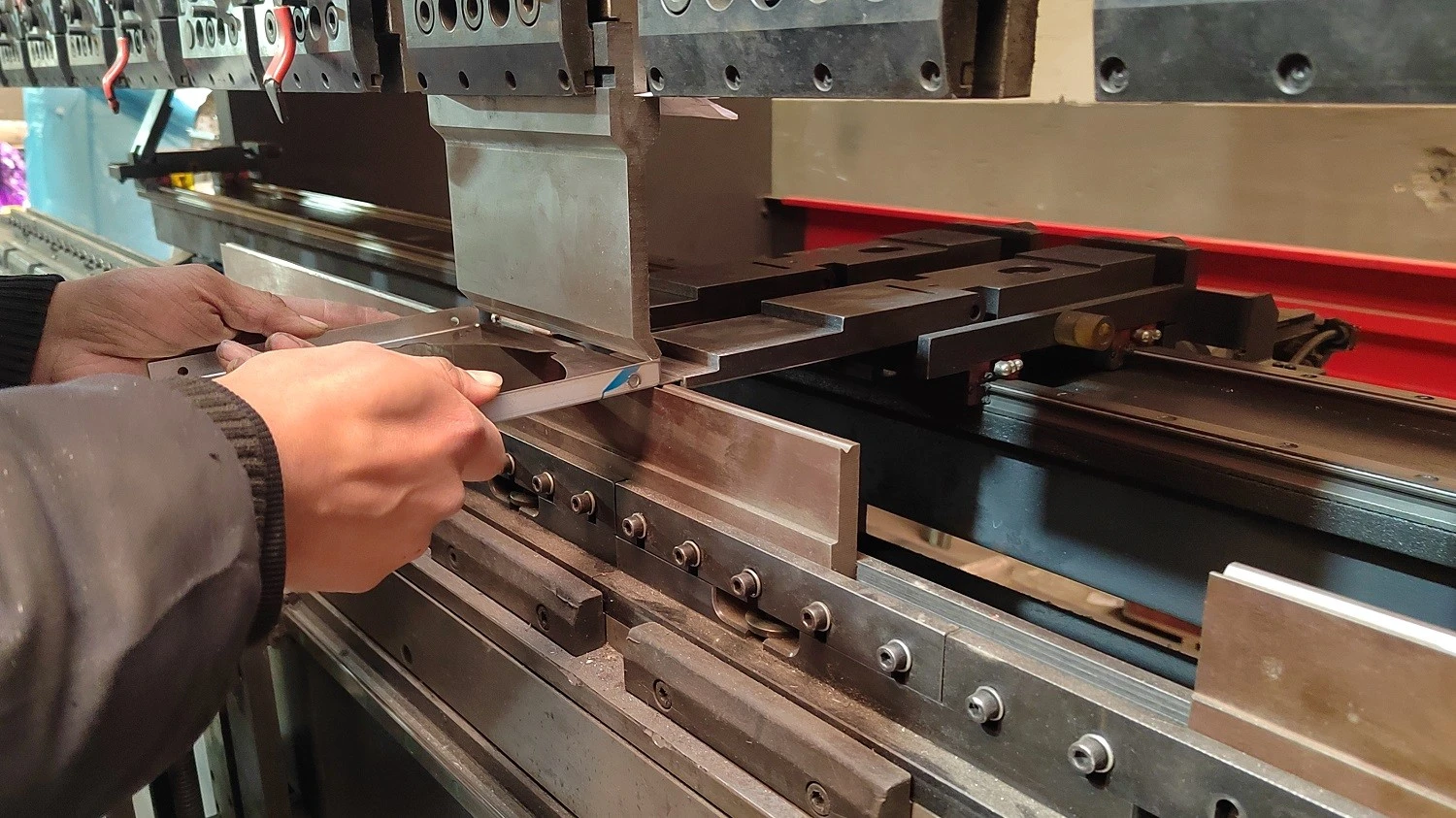 stainless steel sheet press bending.jpg